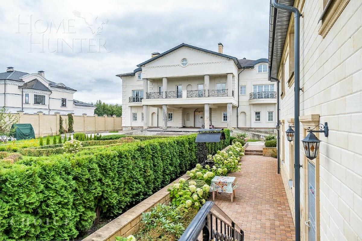 2-этажный коттедж 2 200 м² без отделки