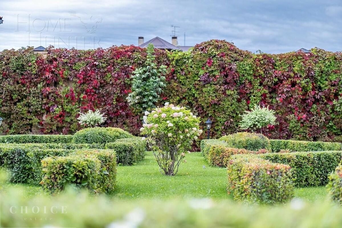 2-этажный коттедж 2 200 м² без отделки