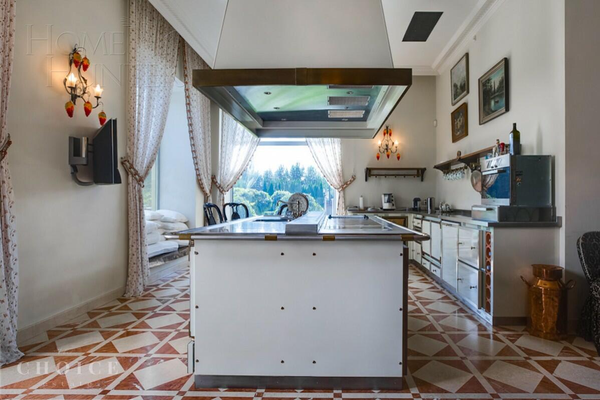 2-этажный коттедж 2 100 м² с отделкой