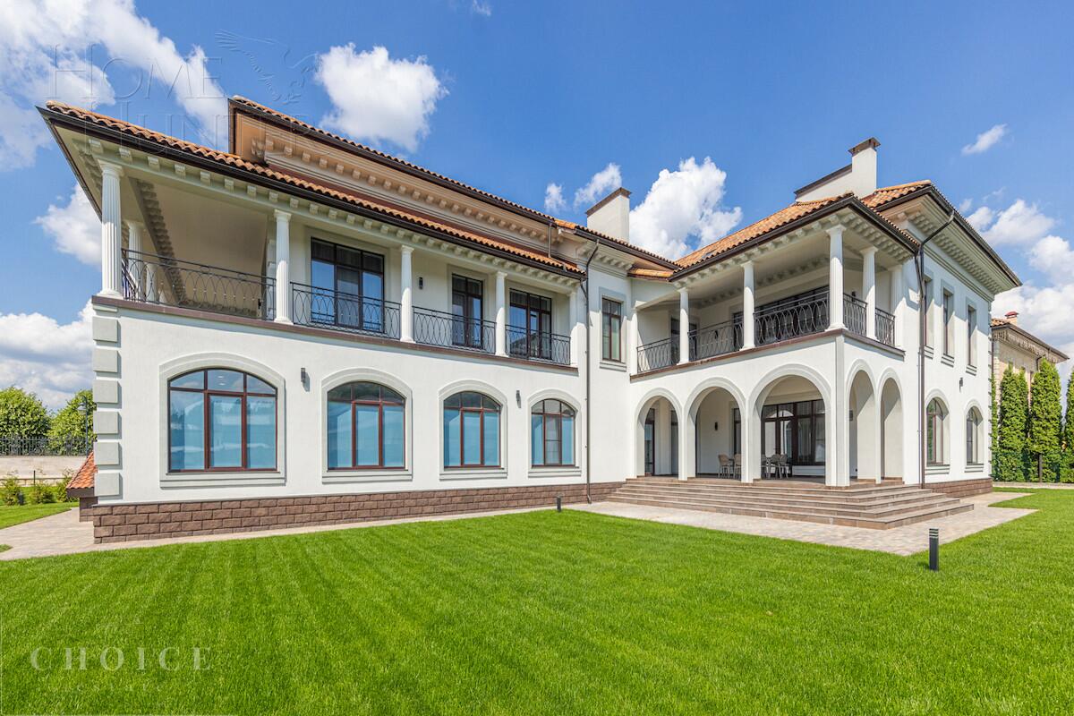 2-этажный коттедж 1 300 м² без отделки