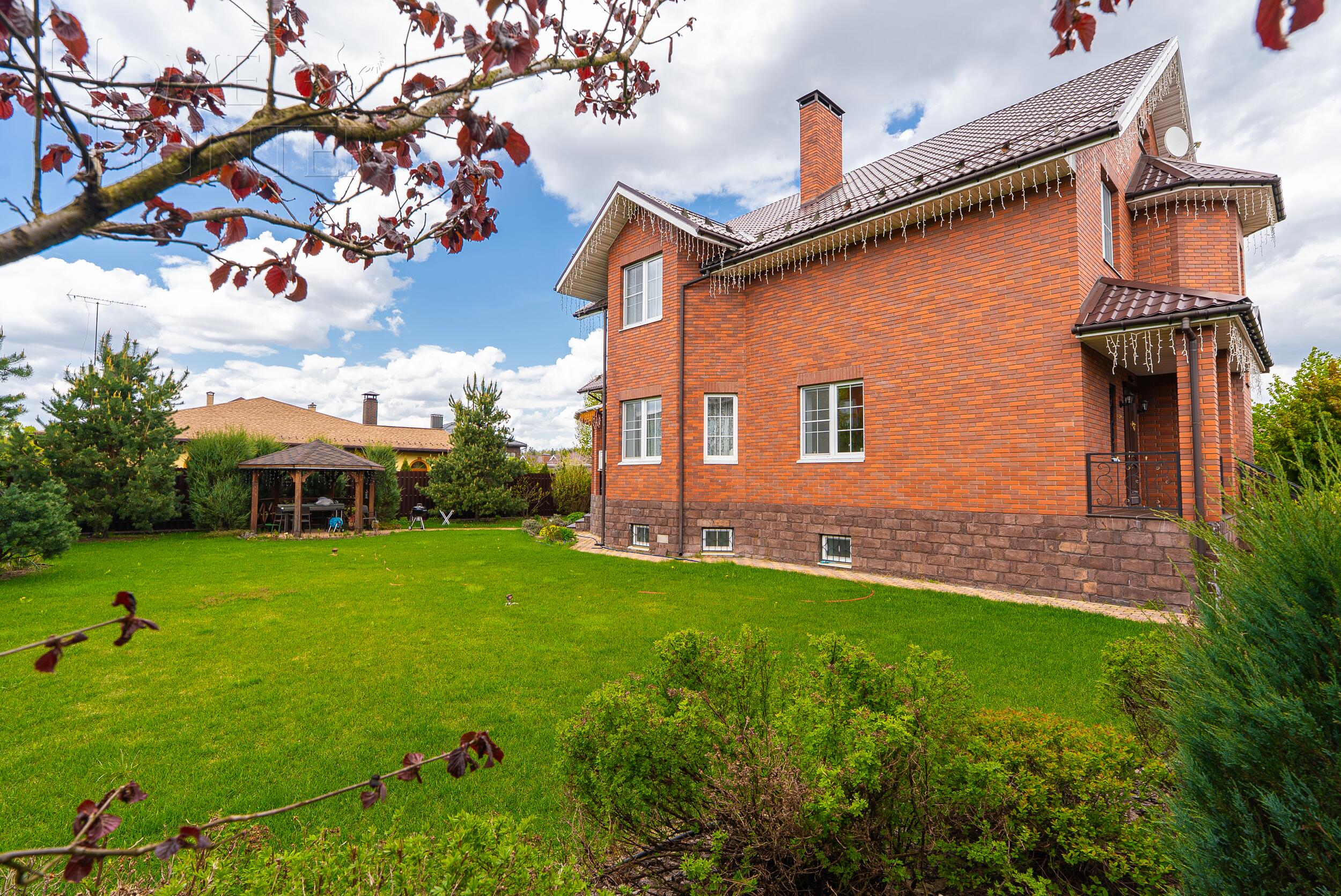 2-этажный коттедж 400 м² с отделкой