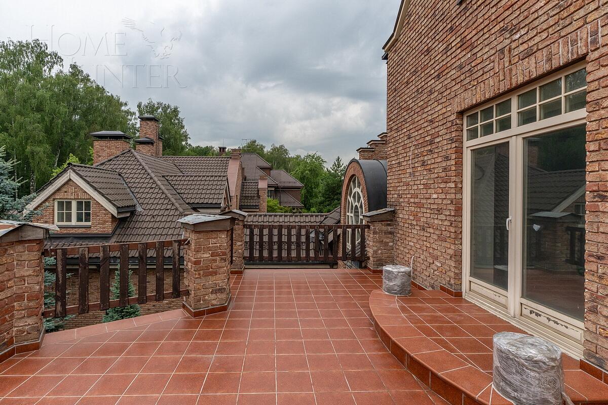 3-этажный коттедж 2 200 м² без отделки