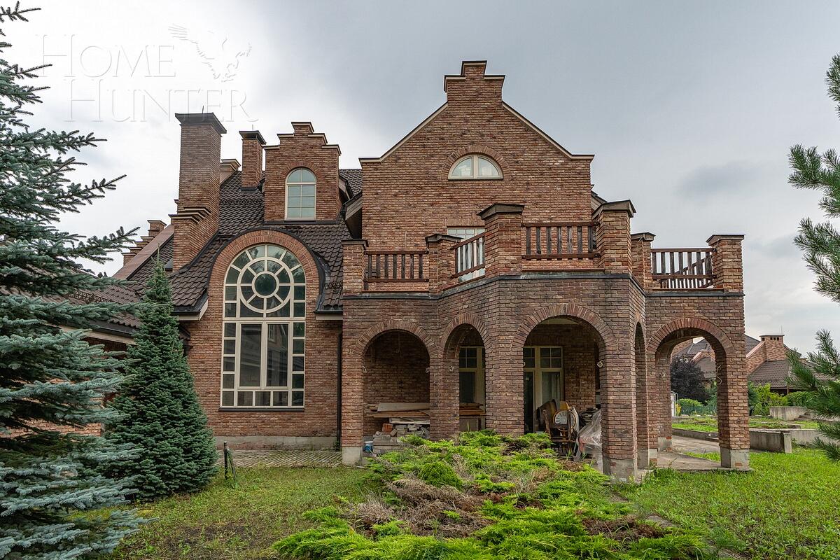 3-этажный коттедж 2 200 м² без отделки