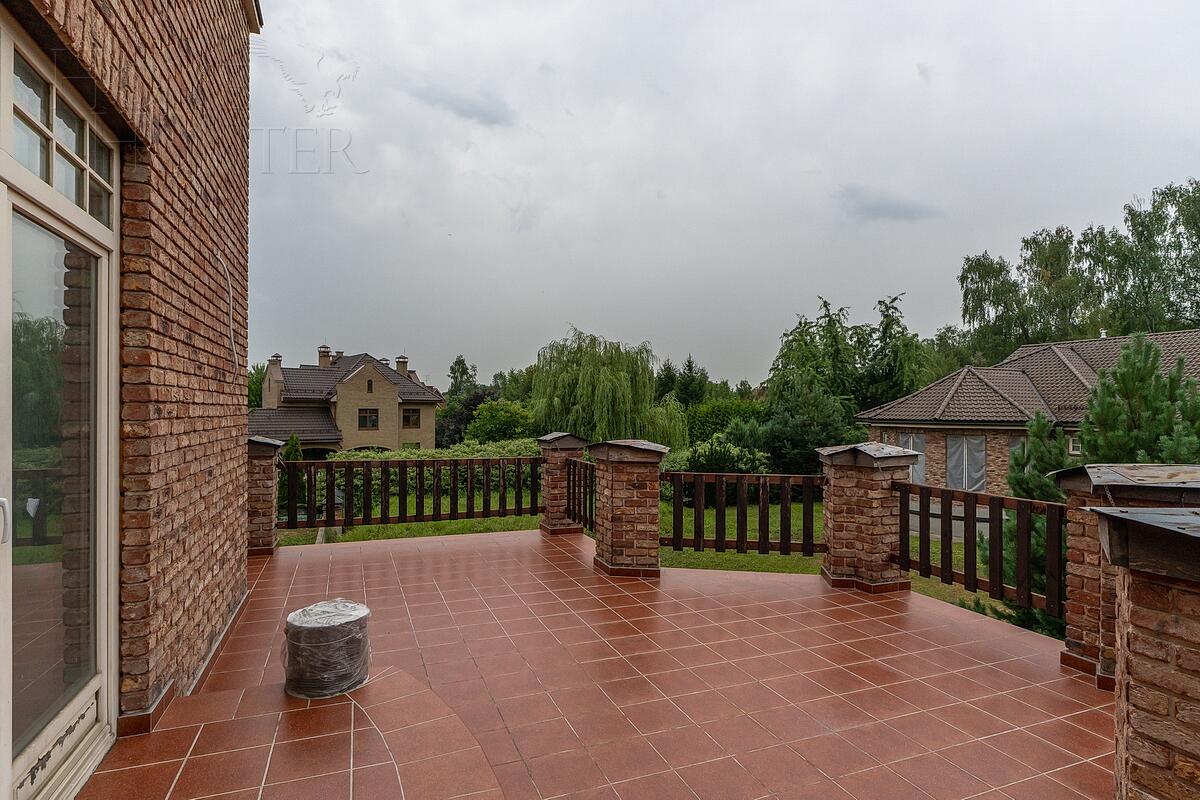 3-этажный коттедж 2 200 м² без отделки