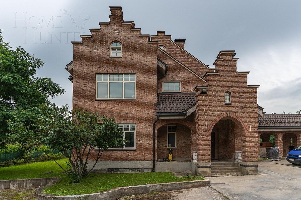 3-этажный коттедж 2 200 м² без отделки