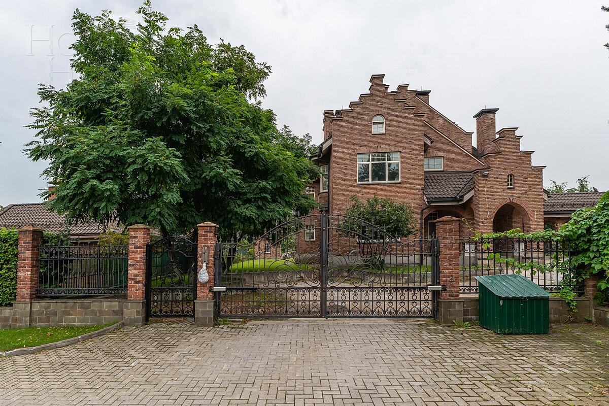 3-этажный коттедж 2 200 м² без отделки