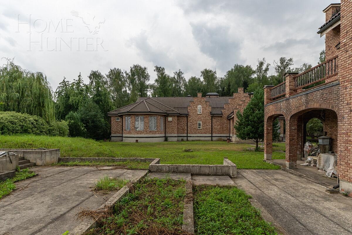 3-этажный коттедж 2 200 м² без отделки