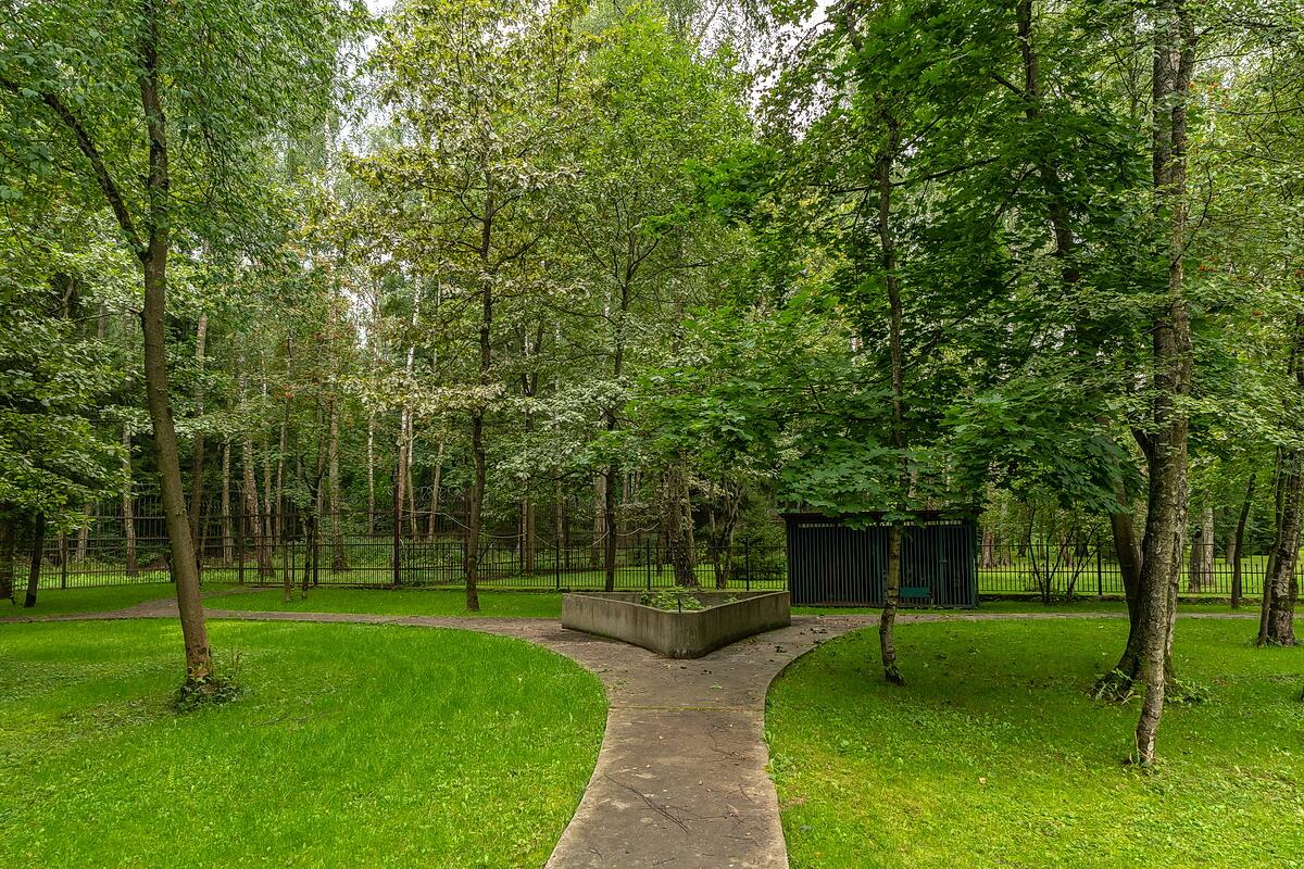 3-этажный коттедж 2 200 м² без отделки