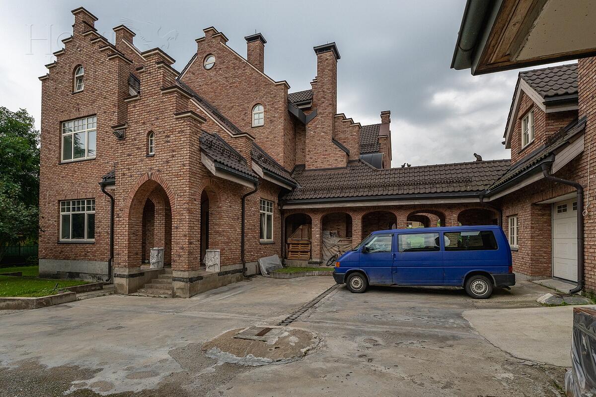 3-этажный коттедж 2 200 м² без отделки