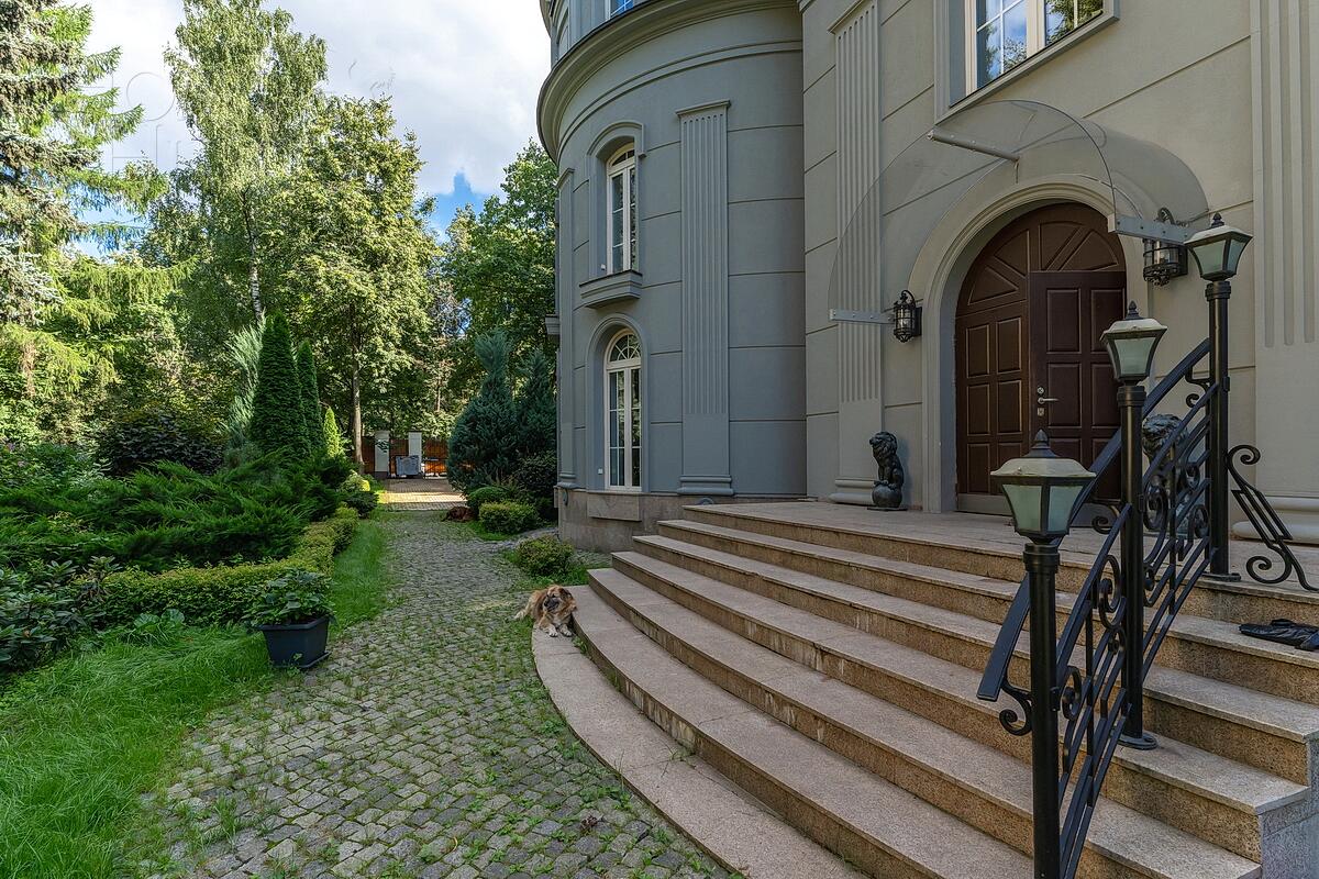 3-этажный коттедж 1 292 м² с отделкой