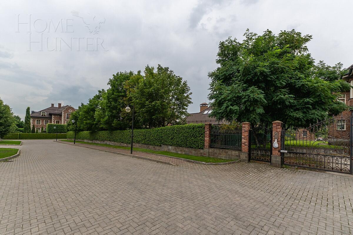 3-этажный коттедж 2 200 м² без отделки