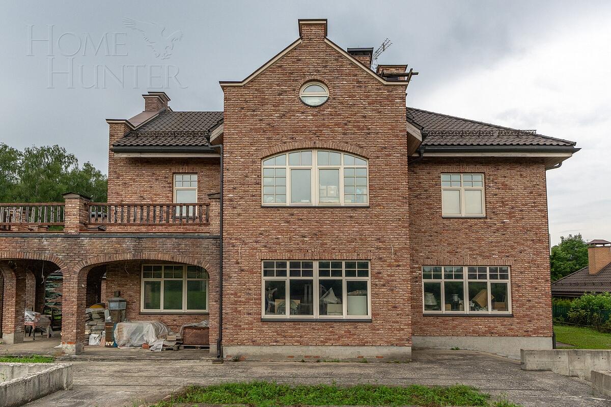 3-этажный коттедж 2 200 м² без отделки