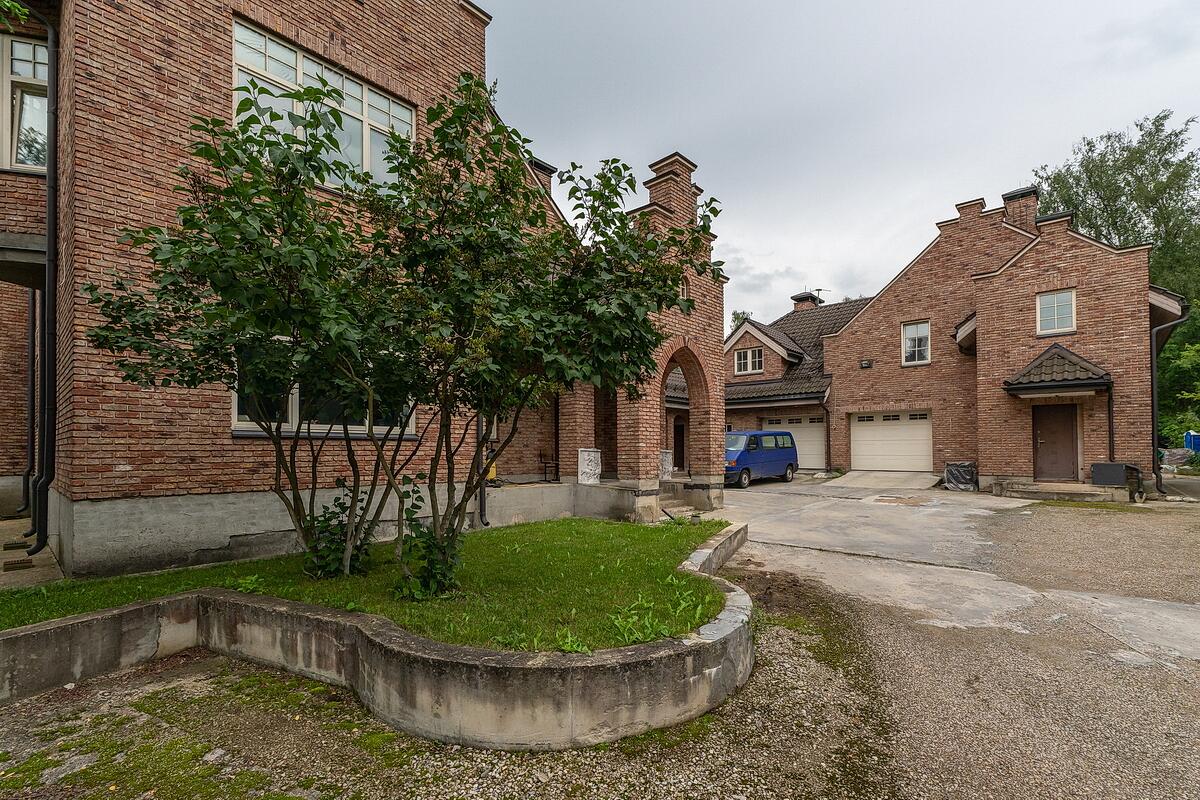 3-этажный коттедж 2 200 м² без отделки