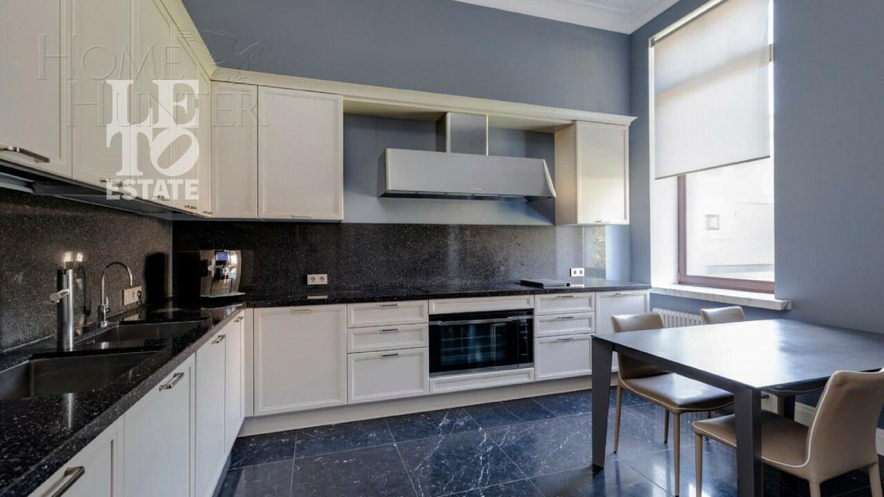 3-этажный коттедж 1 185 м² с отделкой