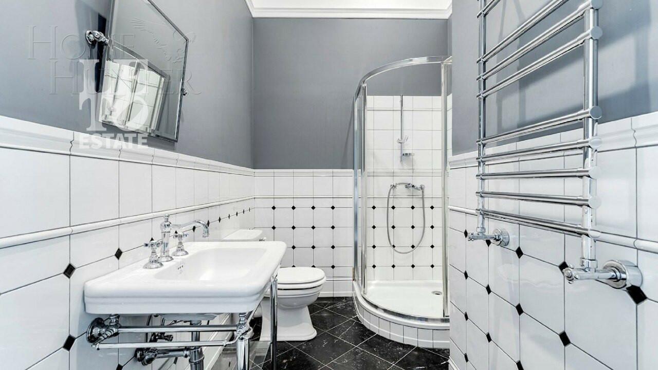 3-этажный коттедж 1 185 м² с отделкой