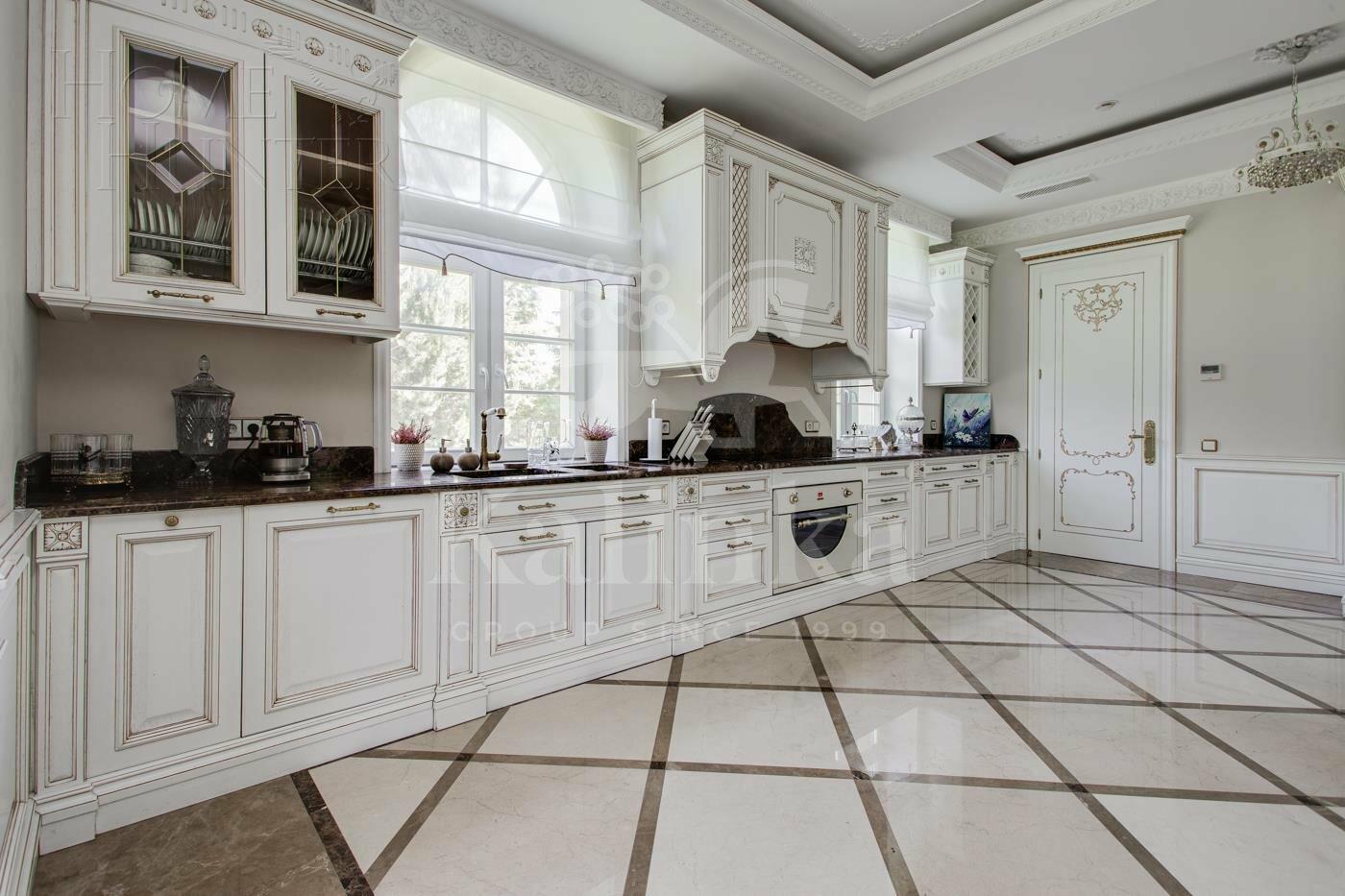 2-этажный коттедж 1 800 м² с отделкой