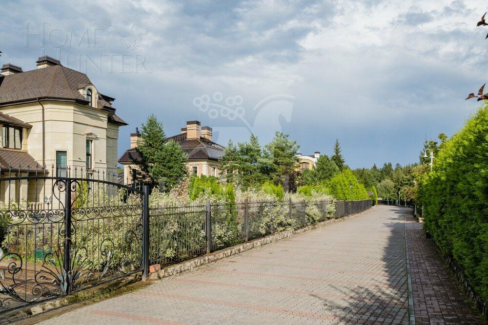 2-этажный коттедж 1 100 м² без отделки