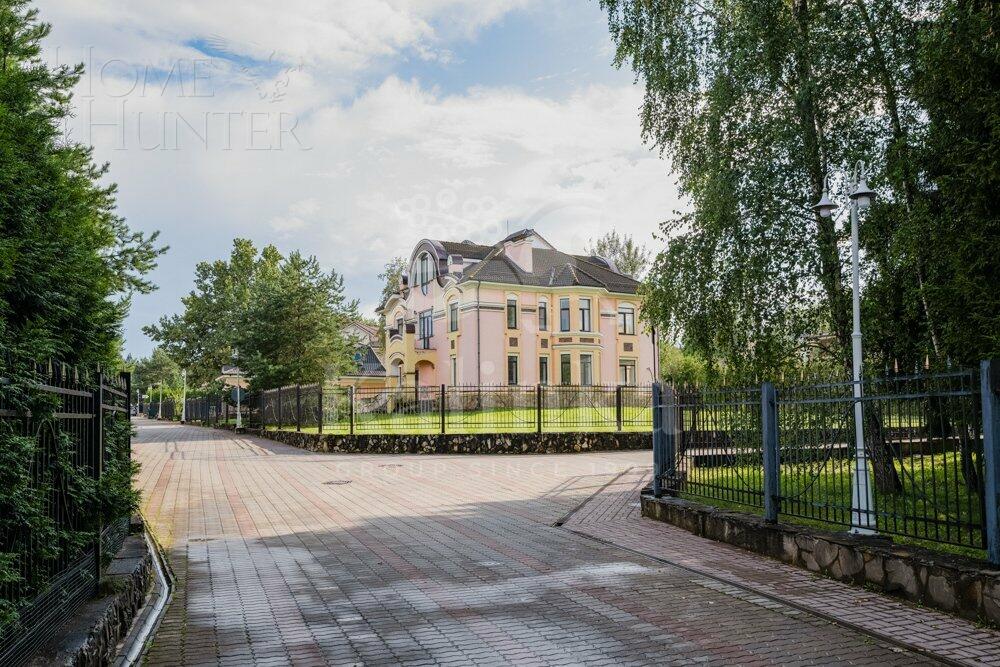 2-этажный коттедж 1 100 м² без отделки