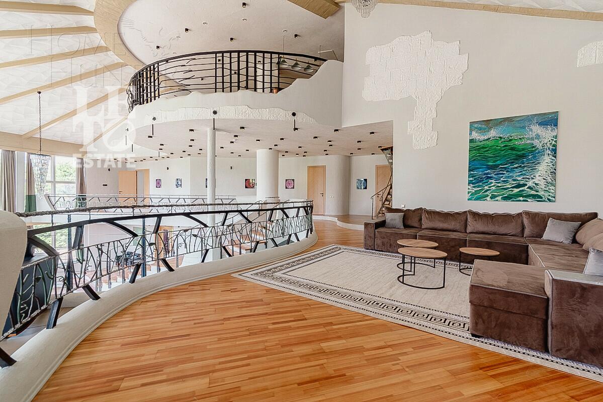 3-этажный коттедж 1 241 м² с отделкой