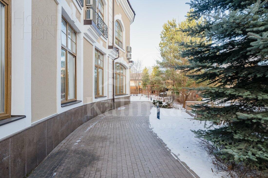 2-этажный коттедж 1 000 м² с отделкой