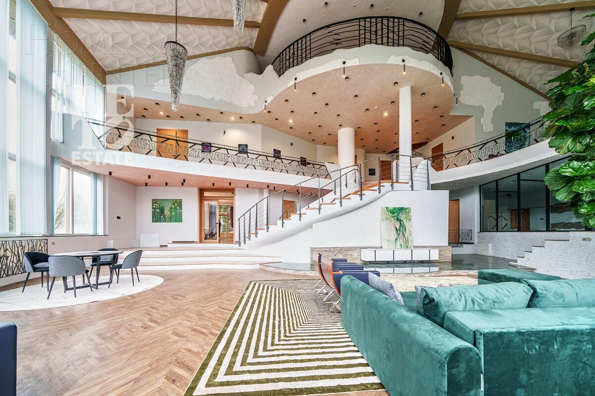 3-этажный коттедж 1 241 м² с отделкой