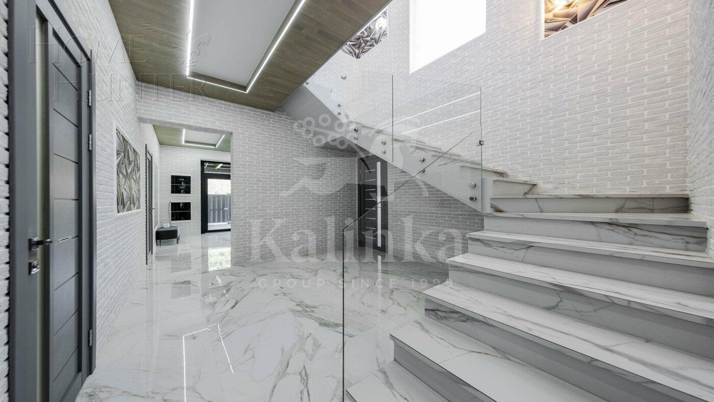 2-этажный коттедж 250 м² с отделкой