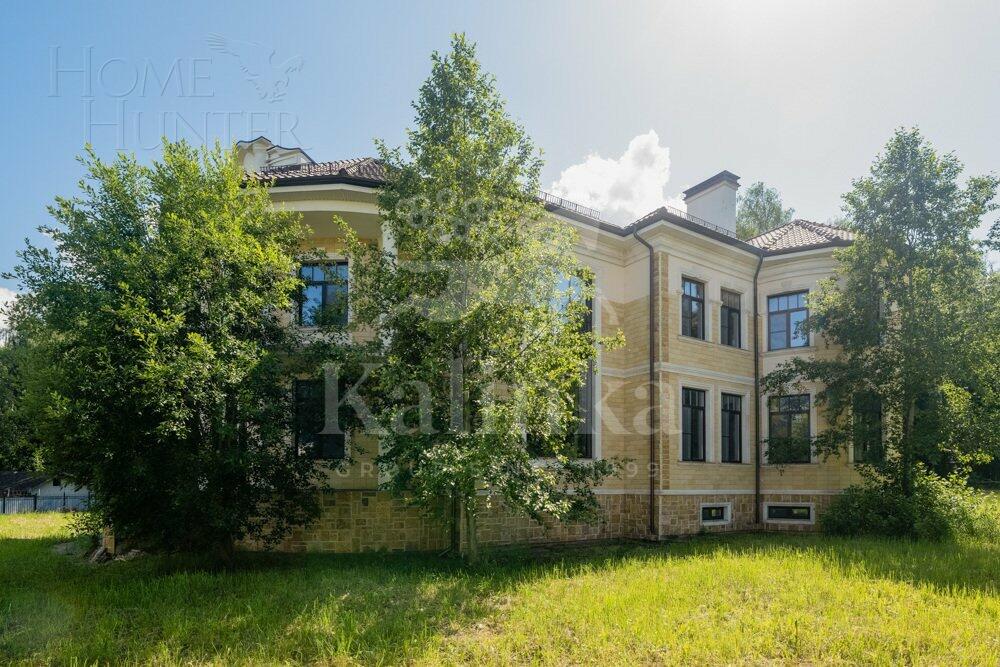 2-этажный коттедж 1 300 м² без отделки