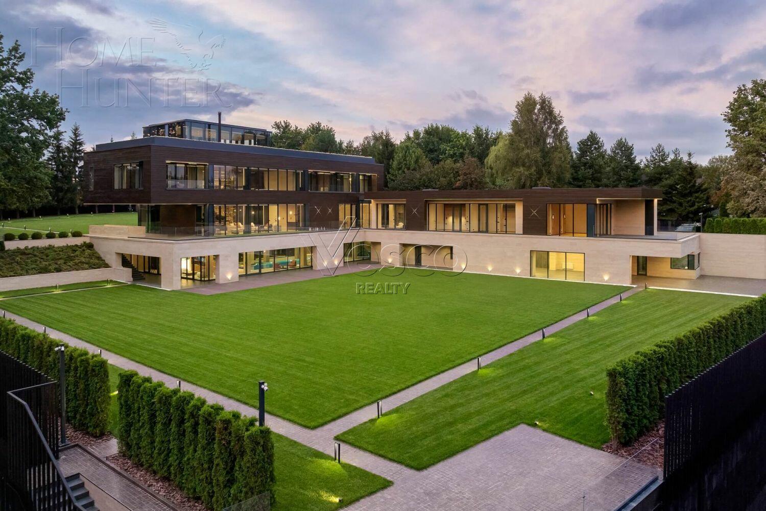 3-этажный коттедж 2 150 м² с отделкой