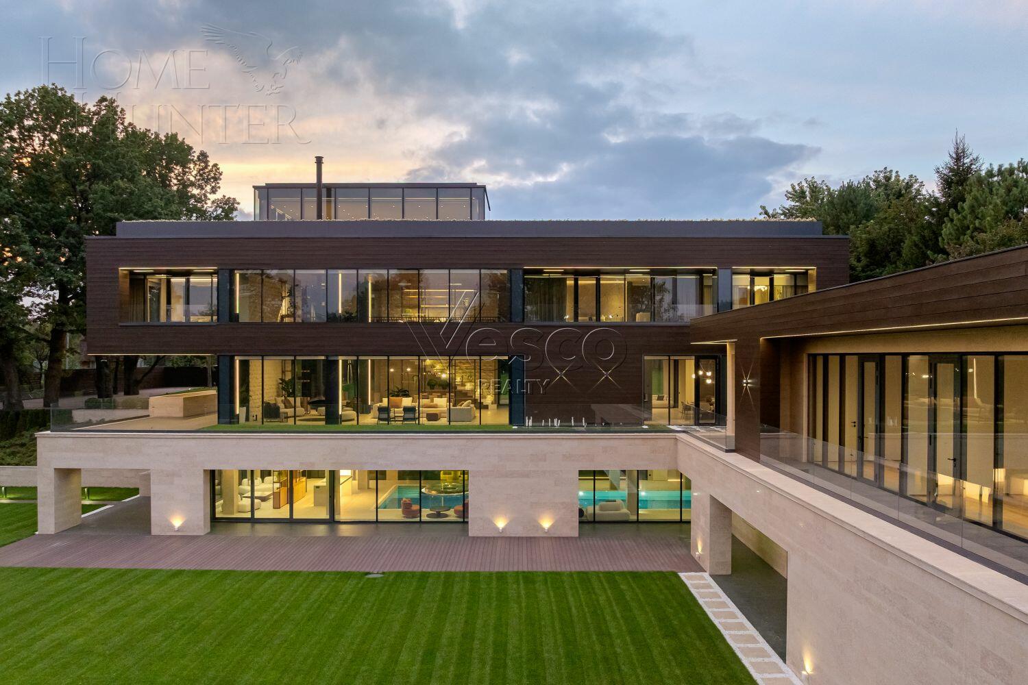 3-этажный коттедж 2 150 м² с отделкой