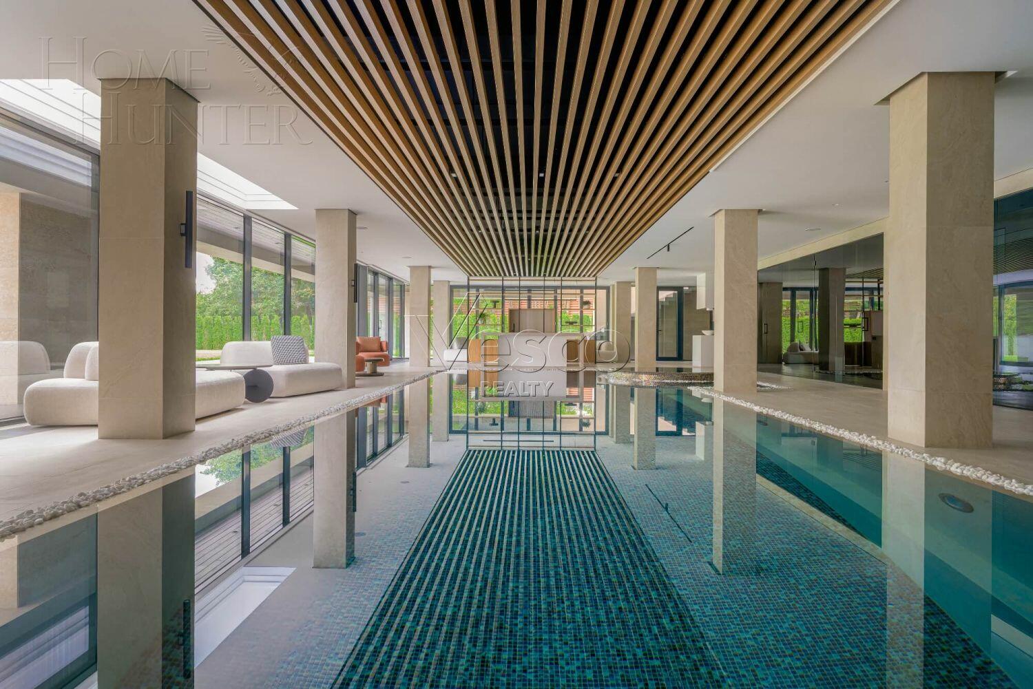 3-этажный коттедж 2 150 м² с отделкой