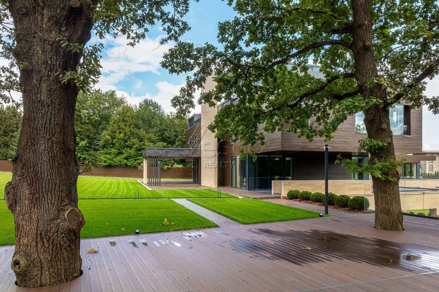 3-этажный коттедж 2 150 м² с отделкой