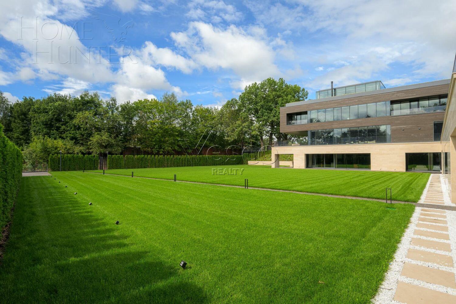 3-этажный коттедж 2 150 м² с отделкой