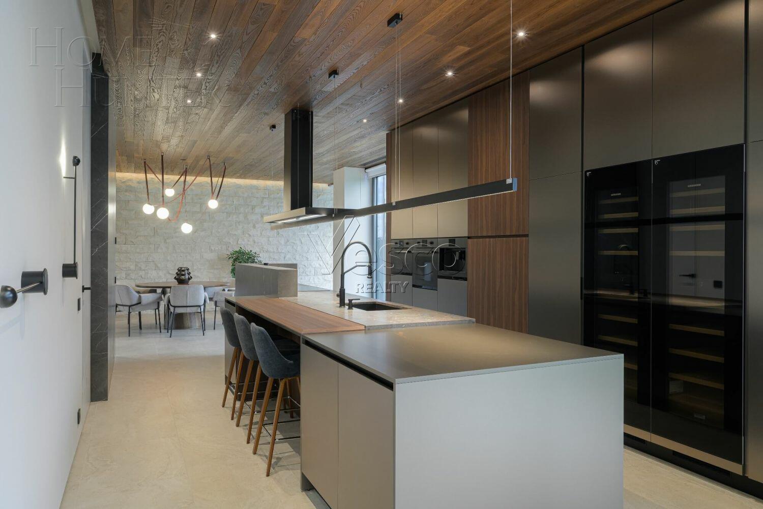 3-этажный коттедж 2 150 м² с отделкой