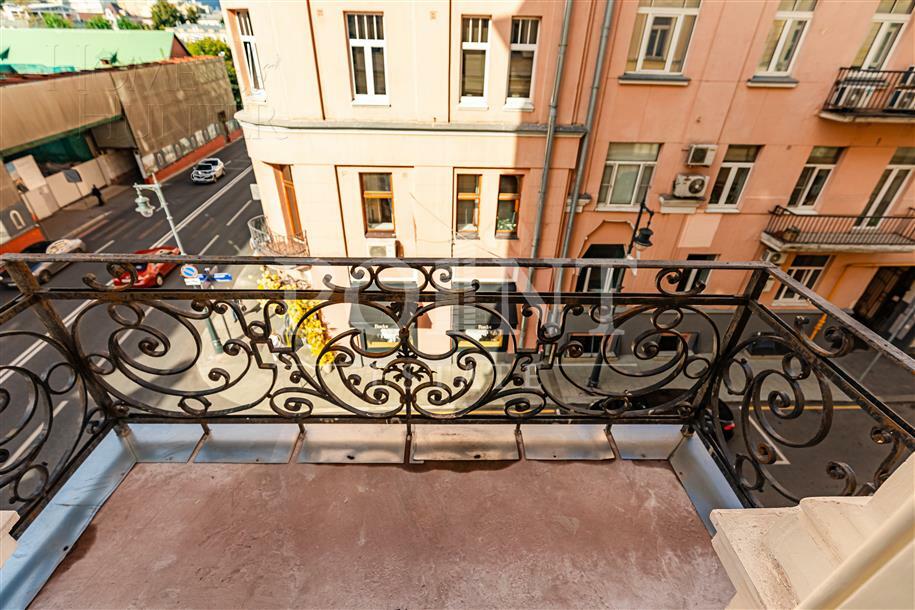 6-КОМН. КВАРТИРА С ОТДЕЛКОЙ 303 М² НА 3 ЭТАЖЕ