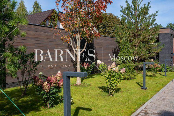 2-этажный коттедж 1 300 м² без отделки