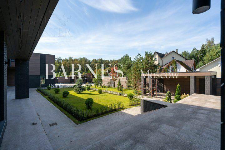 2-этажный коттедж 1 300 м² без отделки