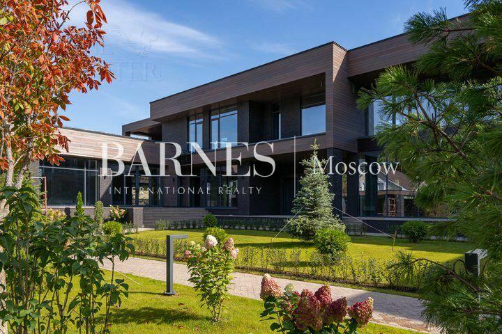 2-этажный коттедж 1 300 м² без отделки