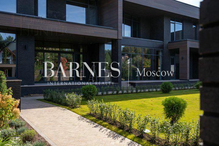 2-этажный коттедж 1 300 м² без отделки