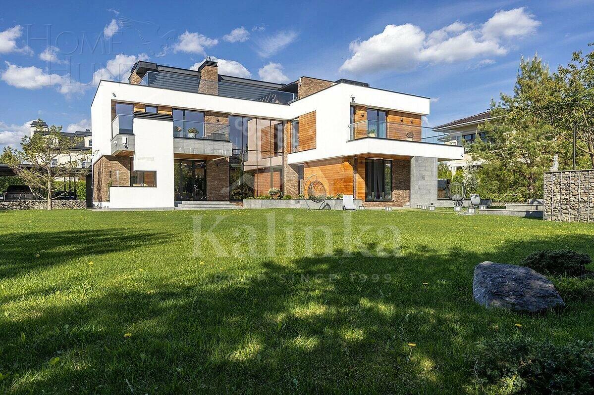 3-этажный коттедж 550 м² с отделкой