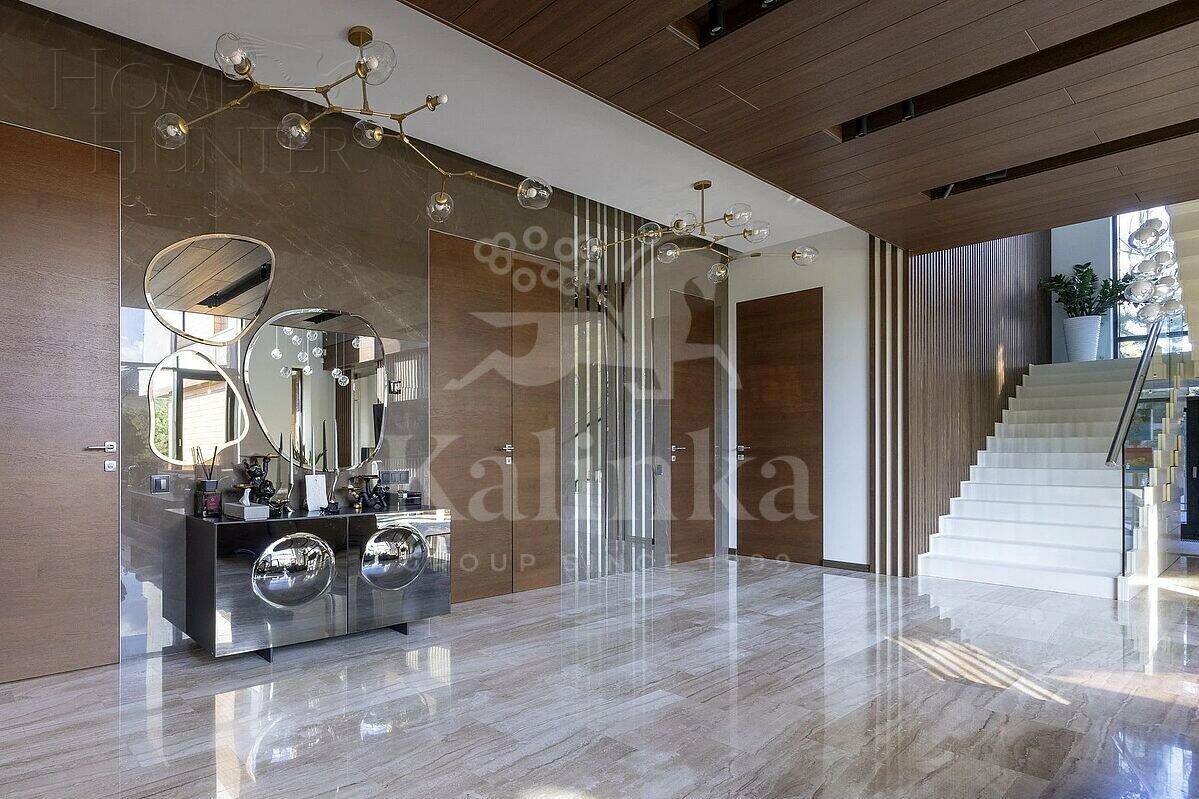 3-этажный коттедж 550 м² с отделкой