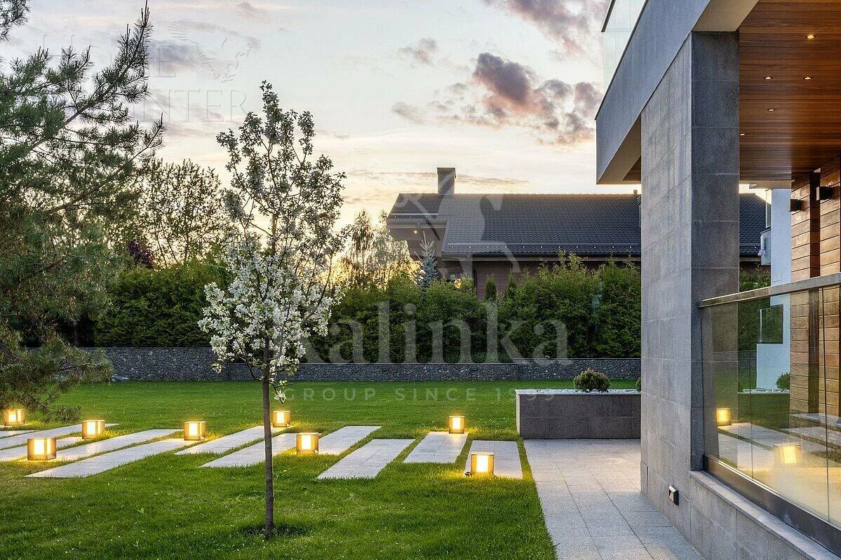 3-этажный коттедж 550 м² с отделкой