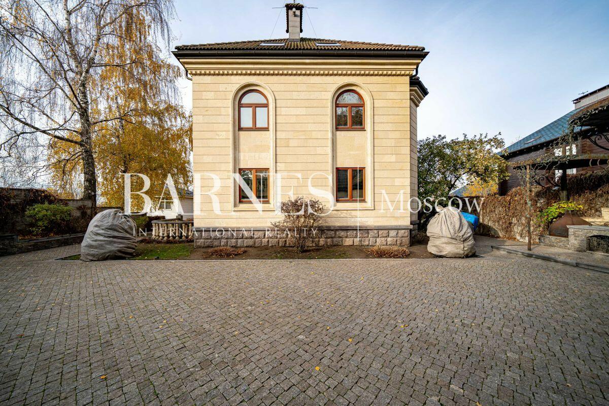 3-этажный коттедж 1 200 м² без отделки