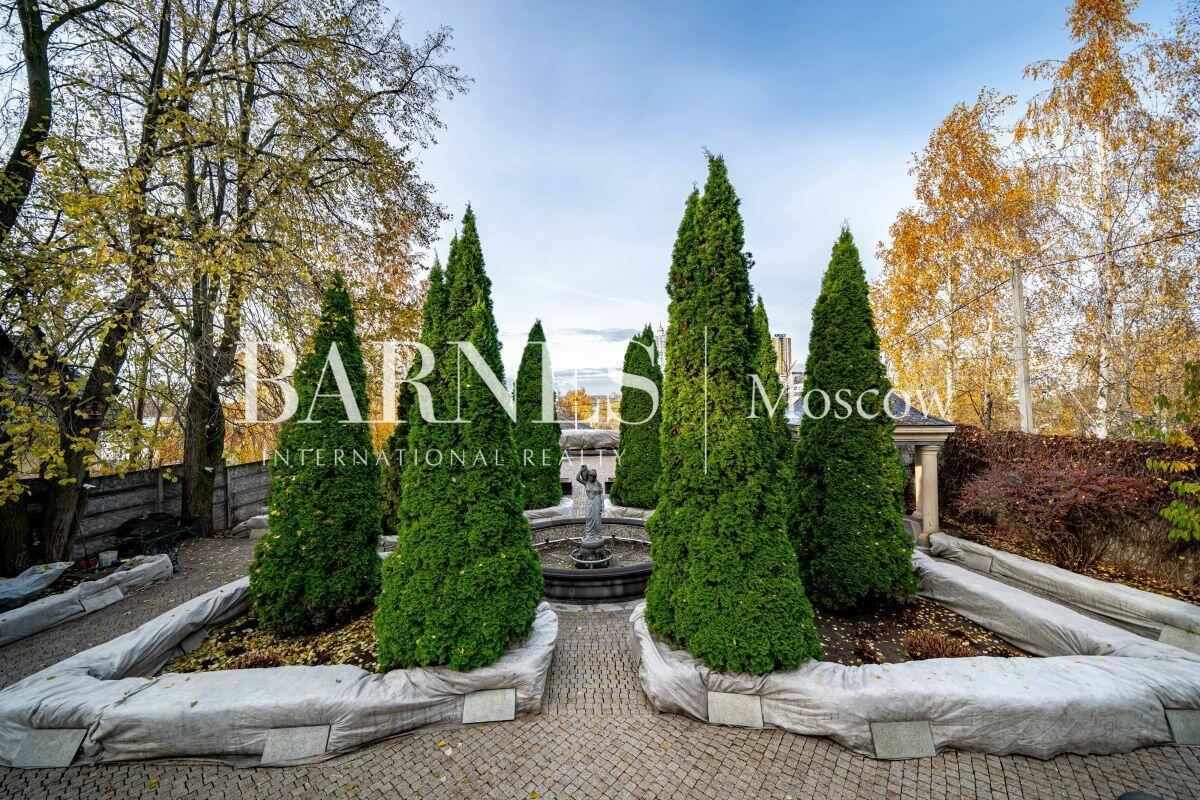 3-этажный коттедж 1 200 м² без отделки