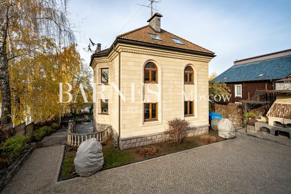 3-этажный коттедж 1 200 м² без отделки