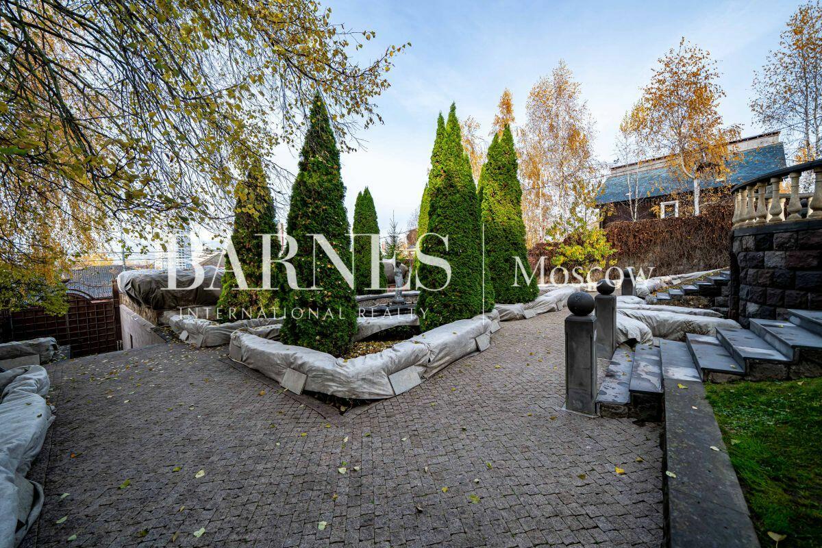 3-этажный коттедж 1 200 м² без отделки