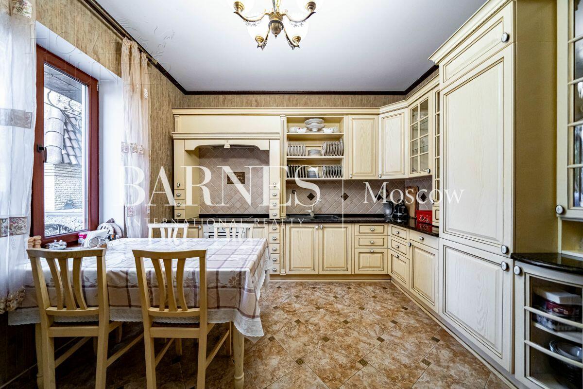 3-этажный коттедж 1 200 м² без отделки