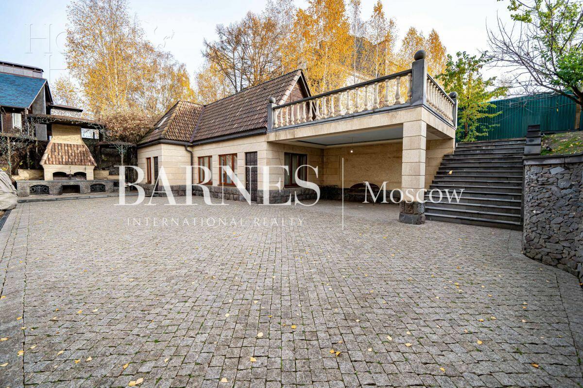 3-этажный коттедж 1 200 м² без отделки