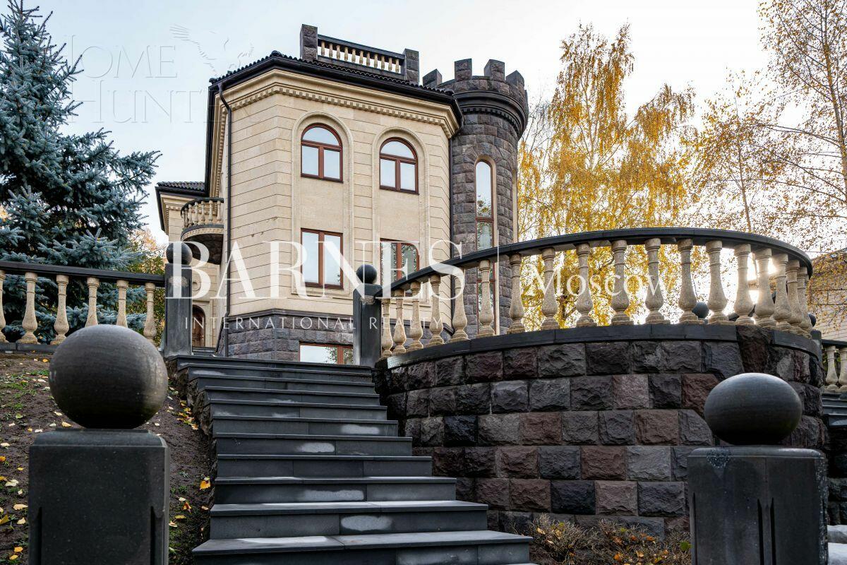 3-этажный коттедж 1 200 м² без отделки