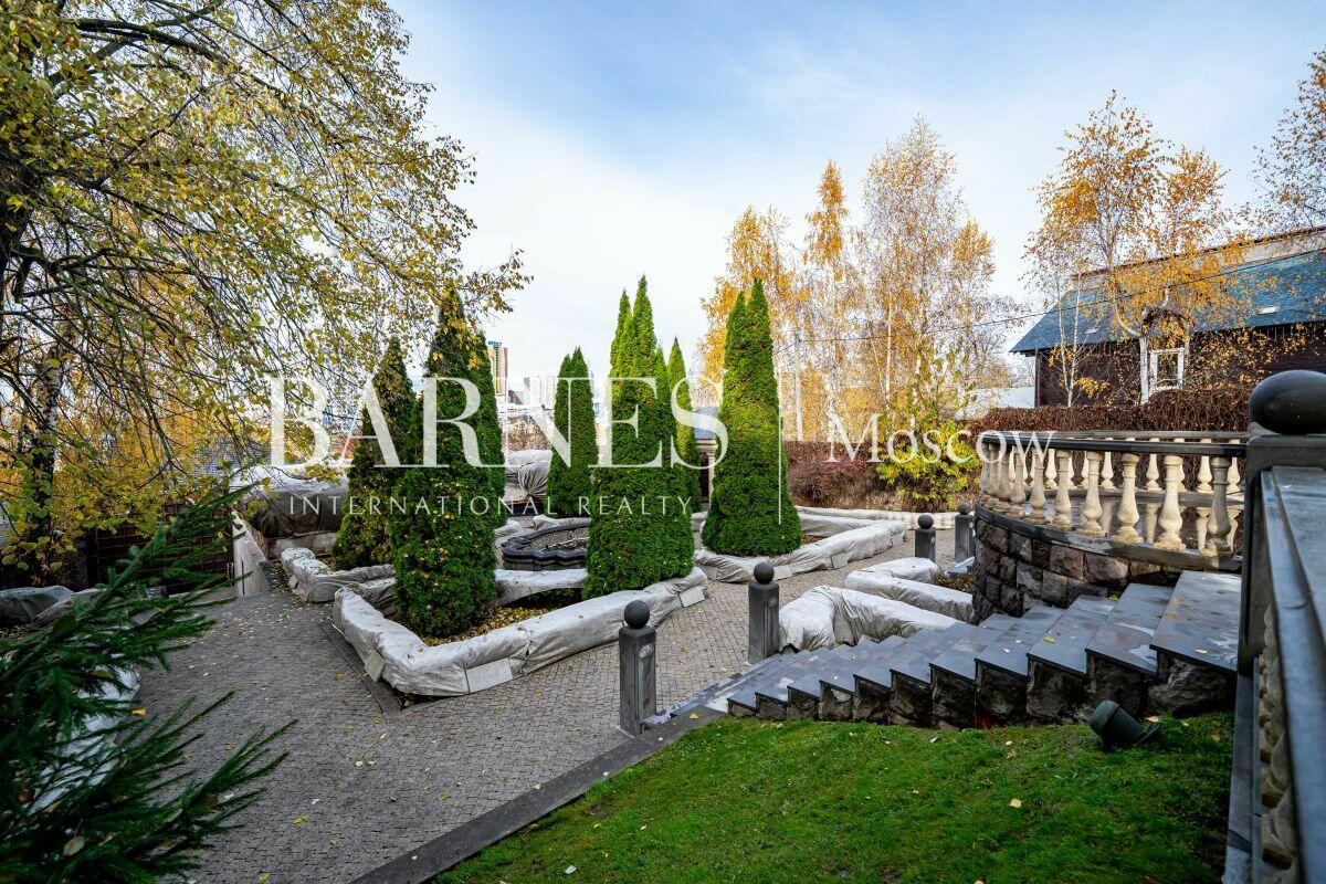 3-этажный коттедж 1 200 м² без отделки