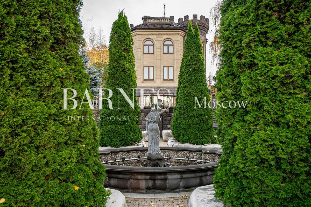 3-этажный коттедж 1 200 м² без отделки